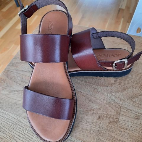 Nye sandaler i skinn