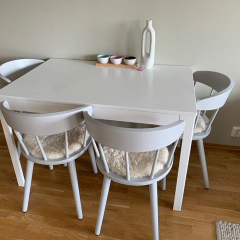 Spisebord med 4 stoler fra Ikea