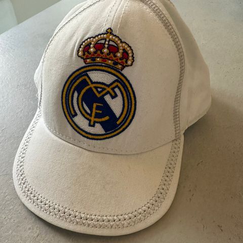 Real Madrid caps str 1 år