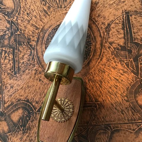 Vintage vegglampe i teak med flott messingdekor , 60/70-tallet