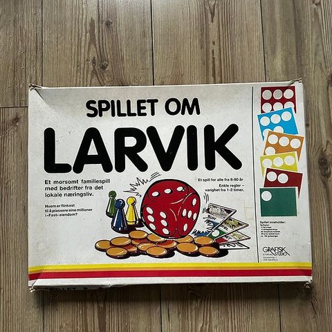 Spillet om LARVIK (1988) - Komplett og alt inni er i flott stand !