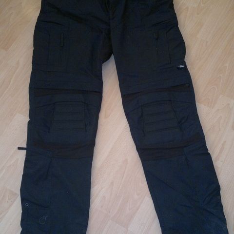 UF PRO Combat Pants i XL selges under 1/2 pris. Nye i sort farge.
