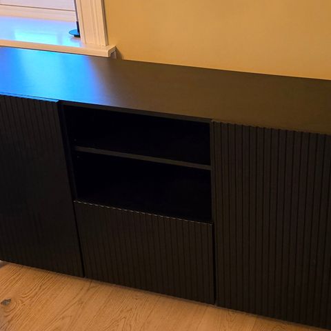Pent brukt TV-benk i svart