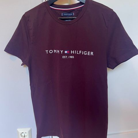 Meget pen Tommy Hilfiger t-skjorte herre, str M