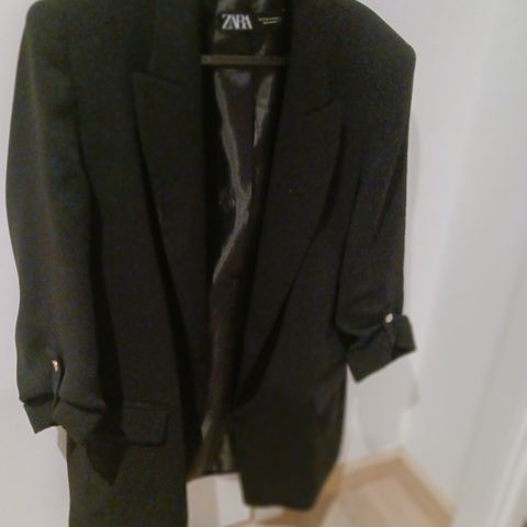 Sort blazer m/gullknapper fra Zara