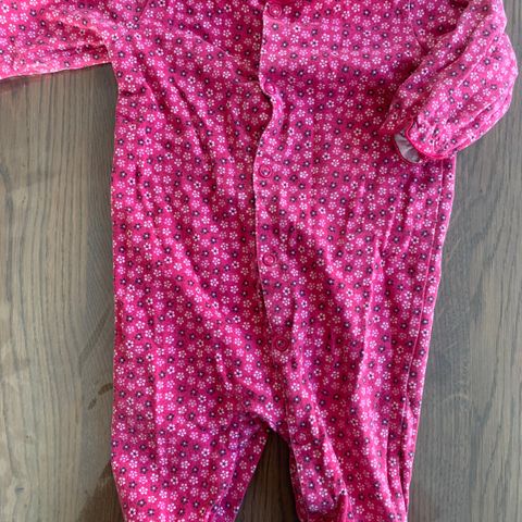 Pyjamas rosa med blomster str 56