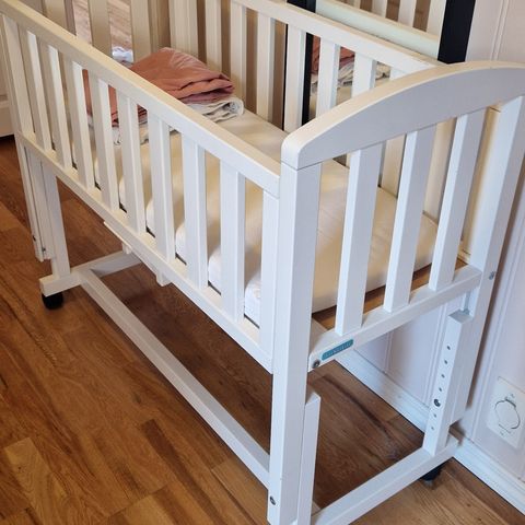 Jack and Lilly Bedside crib med madrass og to laken