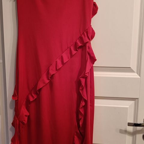 Rød kjole med splitt.