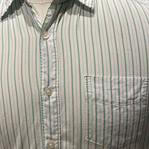 Tynn bomullskjorte med lys grønne striper. Størrelse M. (Stor i størrelsen)