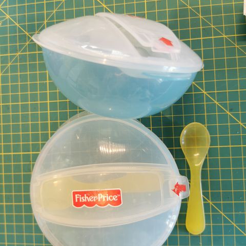 2 stk grøt/yoghurtbokser fra fisher price med skje