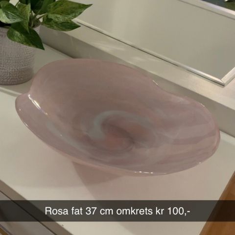 Rosa stort fat, ca 37 cm i omkrets.