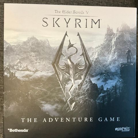 Skyrim the adventure game + utvidelser, metallmynter og neoprenematte