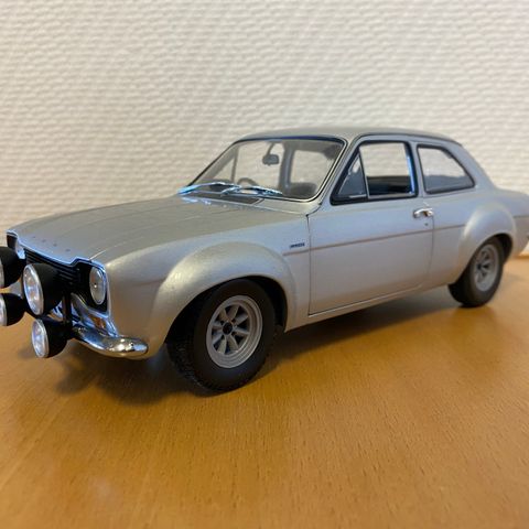 Helt ny Ford Escort mk1 modellbil selges