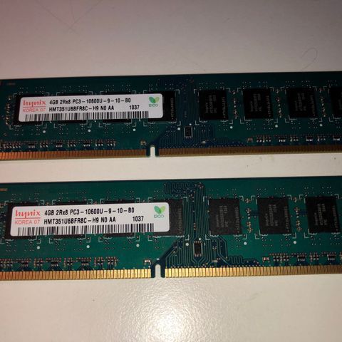 To stk. SK Hynix 4 GB 2Rx8 PC3 - 10600U-9-10-B0 minnebrikker.