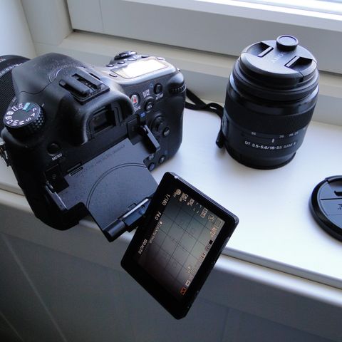 Utmerket systemkamera Sony SLT-A77 (Som nytt!) med to objektiver.