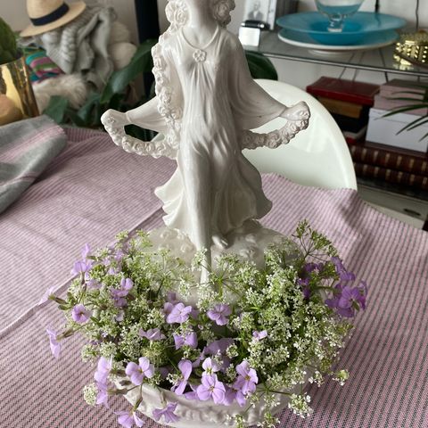 Elegant, herskapelig dame. Vase eller blomsterpotte…** Ny duk i bomull
