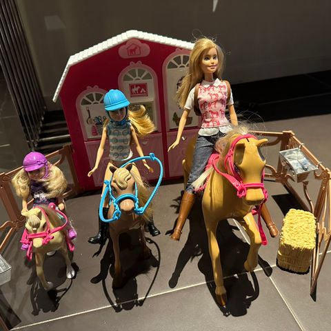 Barbie stall med 3 hester og 3 dukker selges