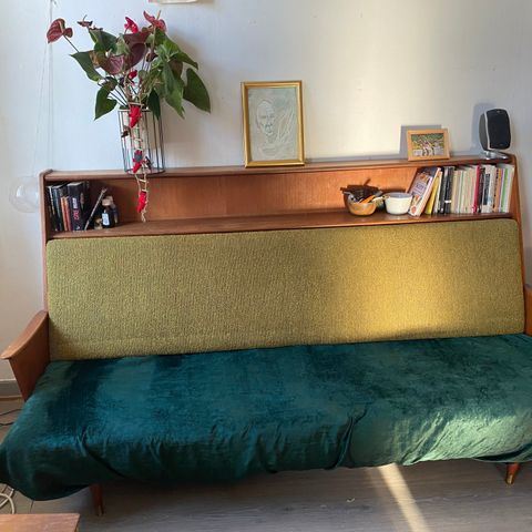 Nydelig retro sofa med bokhylle i tre