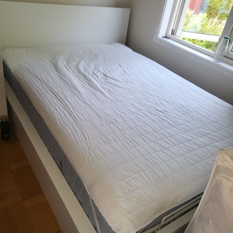 Komplett Malm seng med madrass og overmadrass