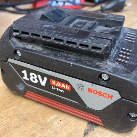 Ødelagt blå Bosch batteri 18V 5.0ah selges!