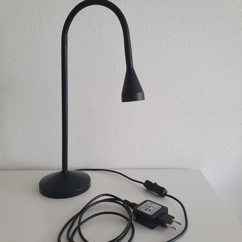 Svart Nävlinge bordlampe fra Ikea