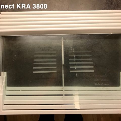 Glasshyller Kjøleskap, pent brukt Passer til Bauknect KRA 3800