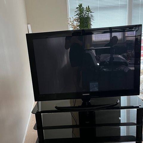 Lite brukt! Samsung TV med TV-bord