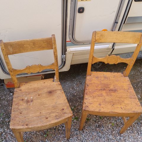 Gamle stoler i tre