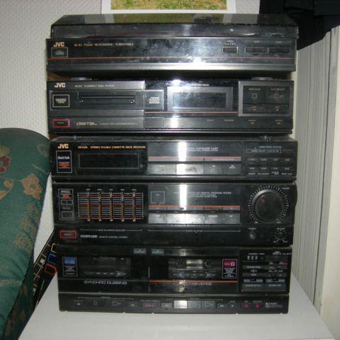 JVC DR-E22L retro musikkanlegg med CD, platespiller og dobbel kasettspiller