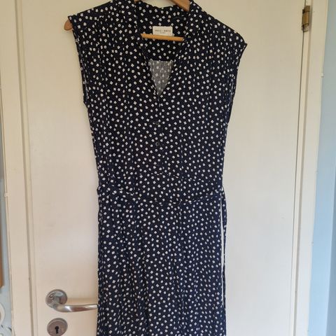 Pent brukt mørkeblå kjole fra Holly Whyte by Lindex i str. S