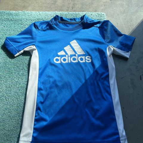 Adidas t-shirt og shorts str. 128