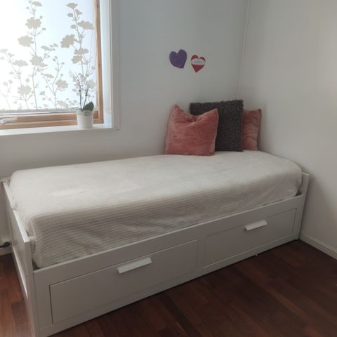 Brimnes seng fra IKEA inkludert madrass