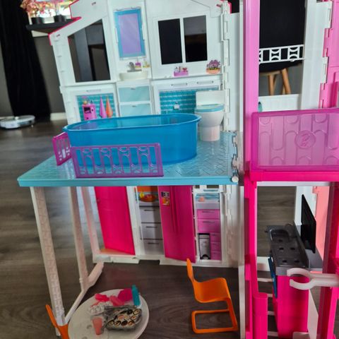 Barbie hus og sykebil