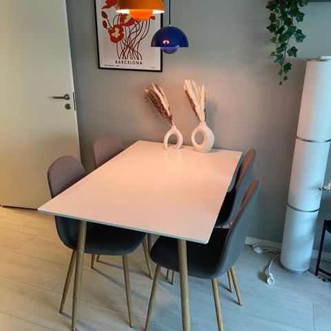 Design Spisestue / Polar hvit Spisebord med Stoler i metall & Eikdekor