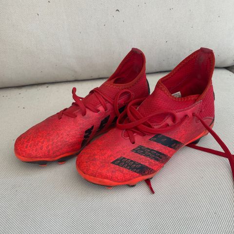 Adidas Predator, str 32, lite brukt