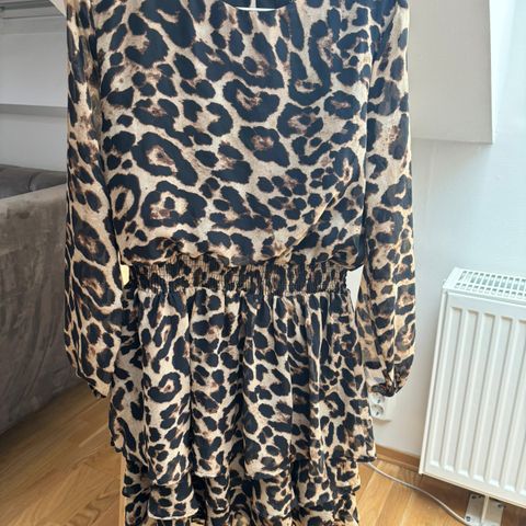 Leopardmønstret kjole med rysjer