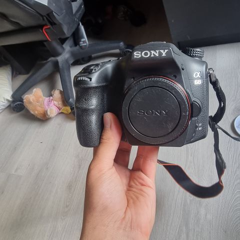 Sony a68 med bag og linse