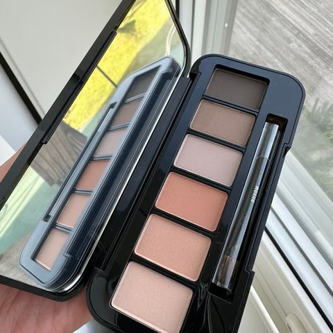 Ubrukt eyeshadow palette fra BUXOM