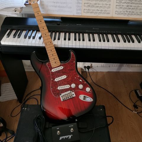 Fender Stratocaster gitar sammen med Marshall forsterker 50 W