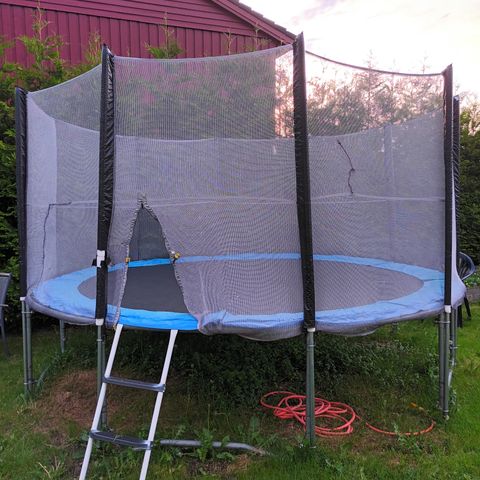 Pent brukt stor trampoline selges for rimelig pris!kan levere