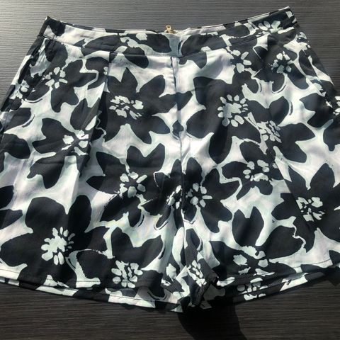 Ubrukt fargerik blomster shorts i str. S fra Bik Bok - Sommershorts