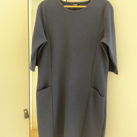 Behagelig, mørkeblå, knelang kjole med lommer og 1/2 arm
