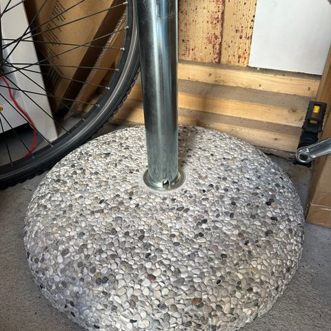 Parasollfot med småstein på overflaten - 35 kg