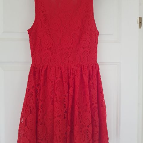 Pen rød kjole fra Bikbok