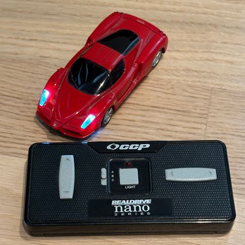 Radiostyrt bil til innebruk (9 cm) - Ferrari.