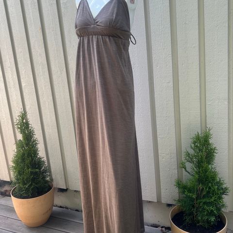 Vakker brun og lang kjole