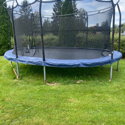 Stor Jumpking oval trampoline til salgs.