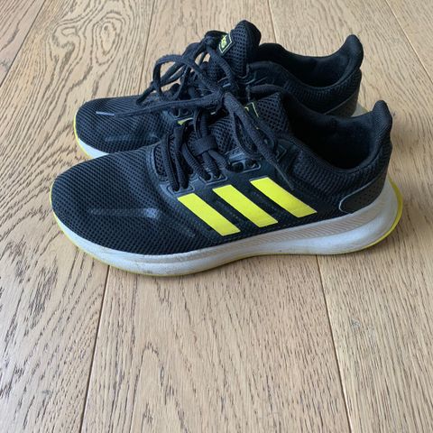 Pent brukte Adidas joggesko str 38