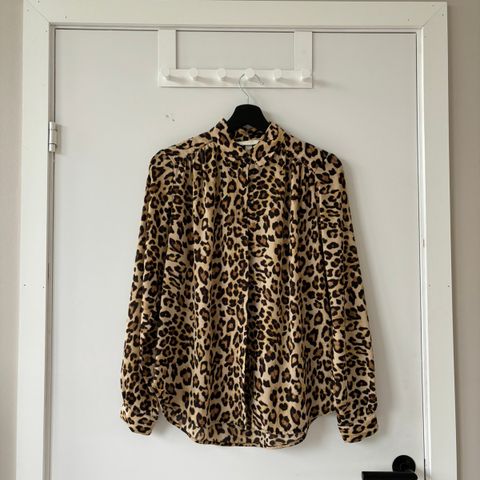 Bluse i leopardmønster