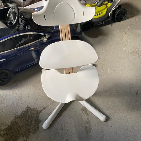 Stokke® Nomi® stol, hvit barnestol fra Skeidar.